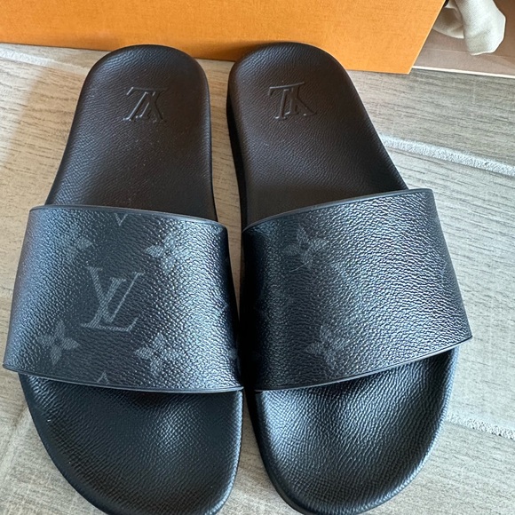 Women’s size 7.5 or Men’s size 5.5 LV slides. Retails today for $690. Like new - Picture 6 of 12